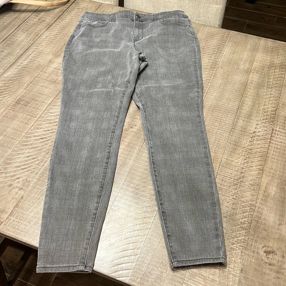 Maurice's High Rise Gray Plaid Print Jegging Large Long EUC